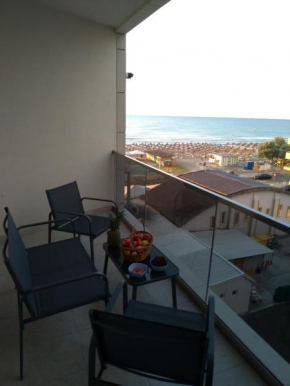 Apartament Lucia, la 10 m de plaja, vedere superba spre mare